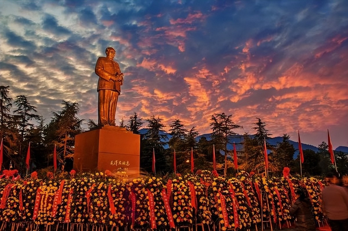 百年前,一位书生在山上写下一首诗,百年后,一代伟人在此诞生