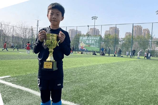 宁波9岁小学生超硬核！穿着足球服种田，网友赞不绝口！