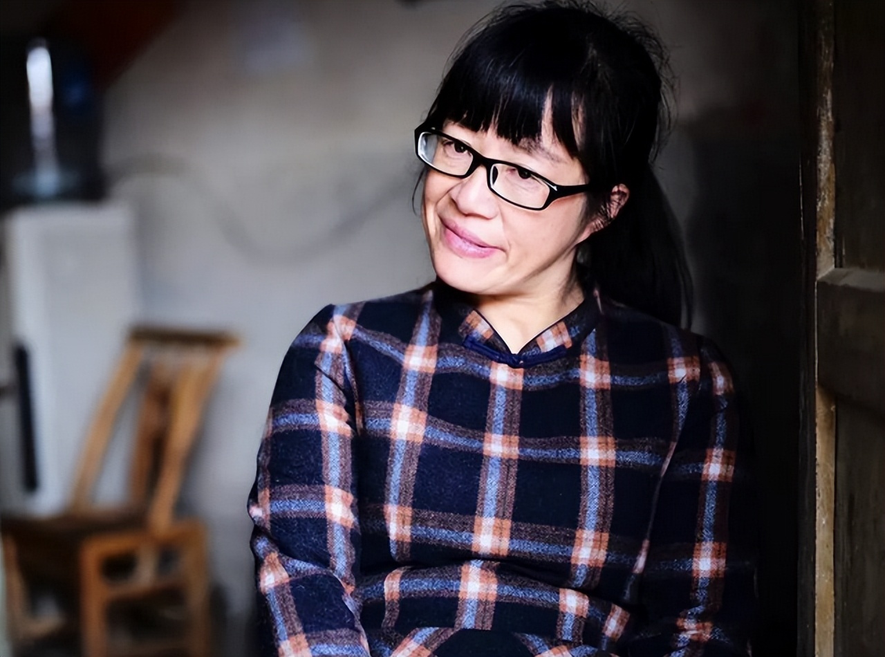 余秀华骂网友完整版视频,余秀华回应被男友打事件