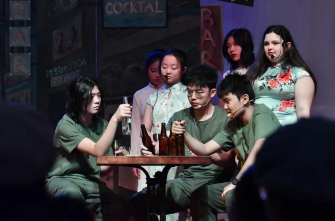 创校生录剑桥、去肯尼亚后变身“食堂警察”，90年历史的学校牛