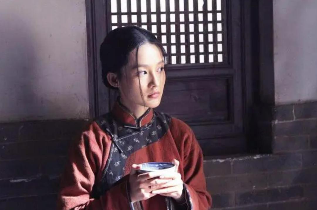 李沁氧气感绿意写真,氧气美人的肌肤