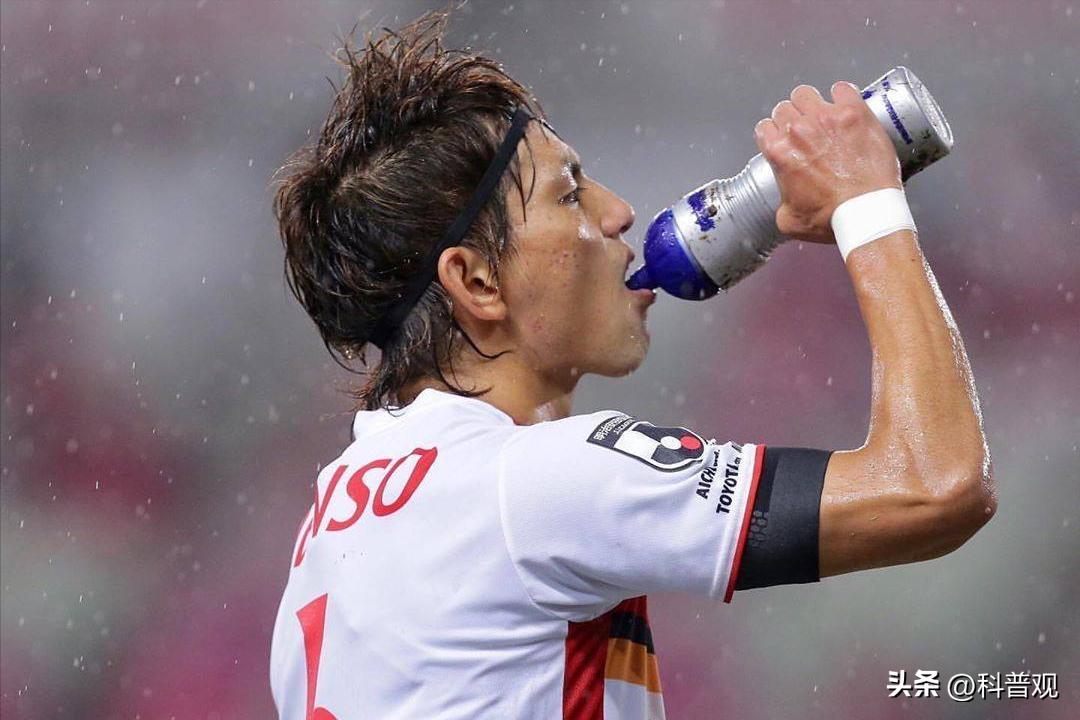 c罗掏出不明物体吃的是啥,c罗裤衩藏小零食