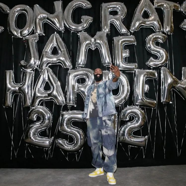 逗妹吐槽：阿扎尔再做手术！这是银河战舰的冒牌零件？