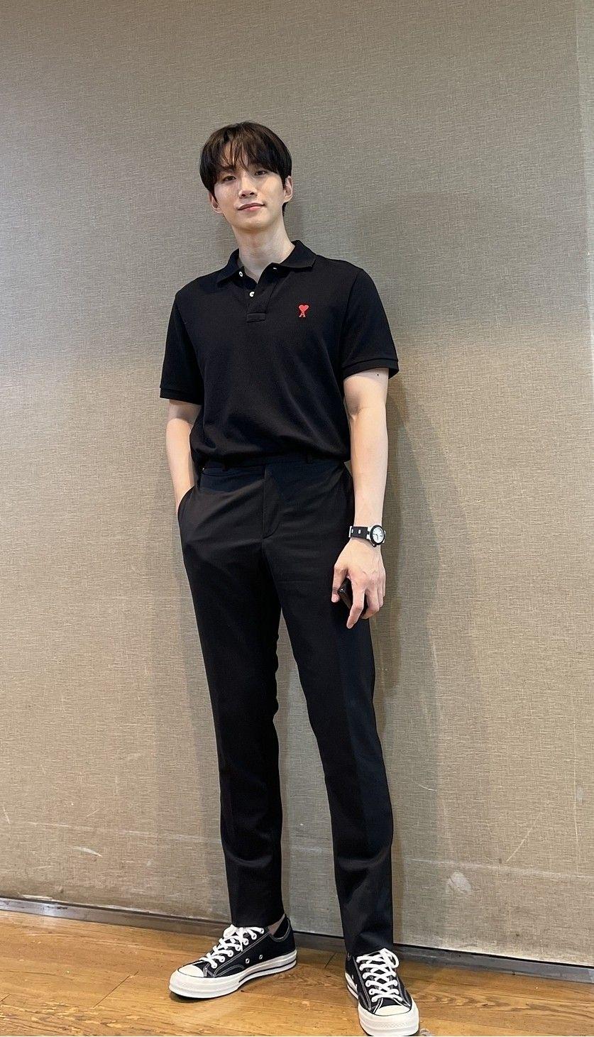 夏天薄款直筒裤搭配什么t恤,白色t恤和黑色直筒裤怎么穿时尚