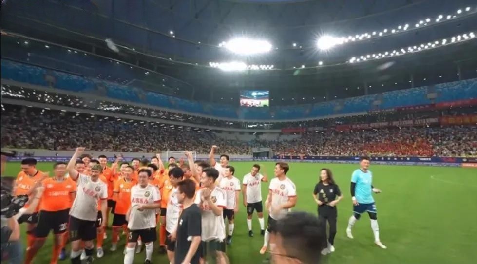 香港足球队黄日华踢人是真的吗,陈百祥对黄日华踢球看法