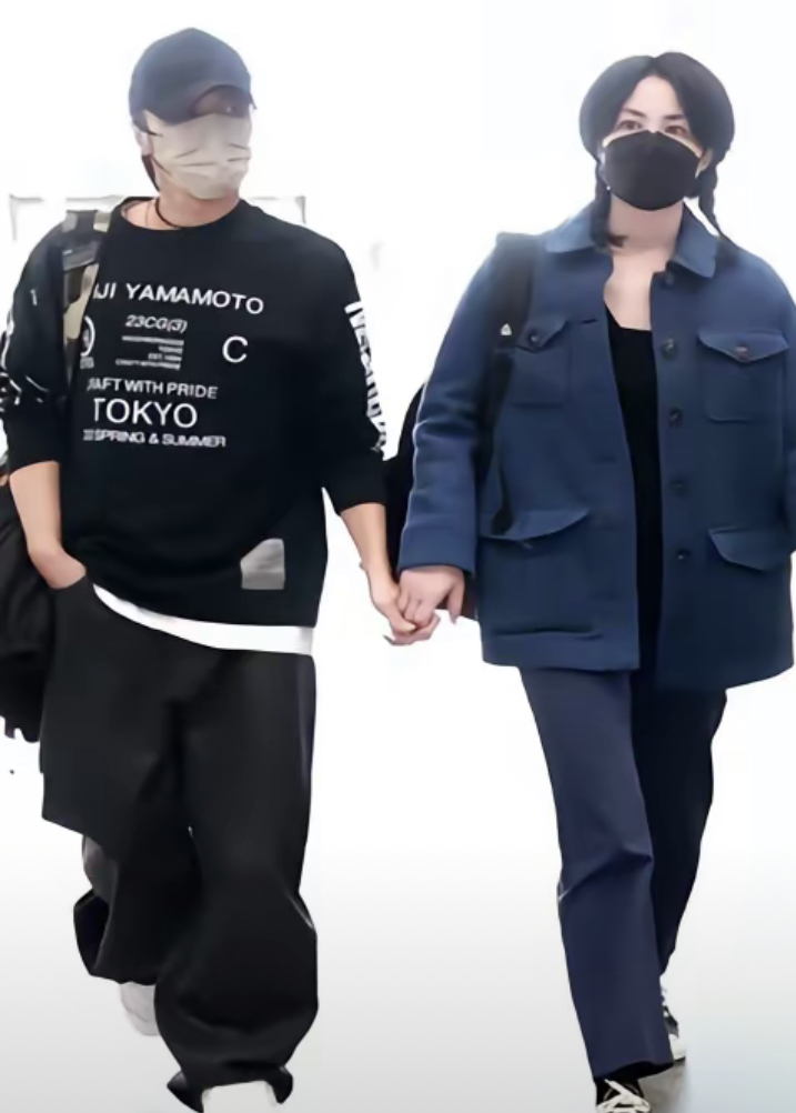 谢霆锋王菲时隔23年大方牵手,王菲谢霆锋机场牵手图片图文