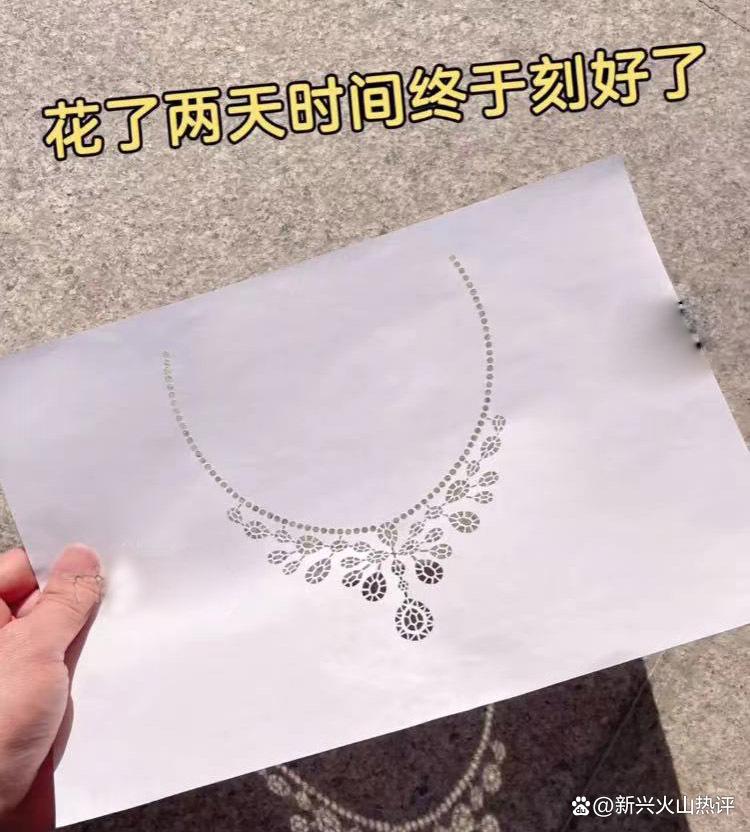 男子花费两天为女朋友做项链,男子耗时两天给女朋友做项链