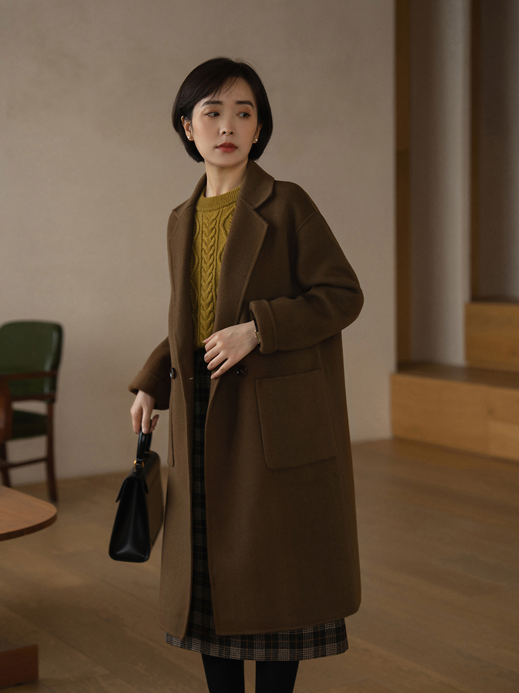 今年最实用的大衣穿搭技巧,牛仔拼接假两件针织衫搭配大衣