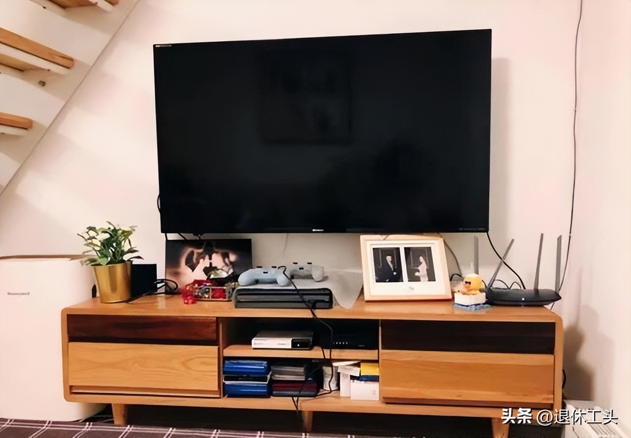 电视机是挂的好还是放在柜子上好,电视机挂在墙上好还是做柜子上好