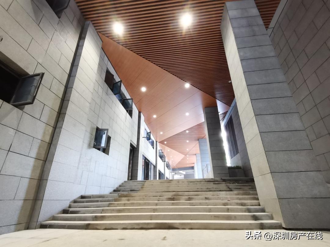 深圳南山科技园独栋商业大厦出租招租，约1.5万平米，冠名做总部