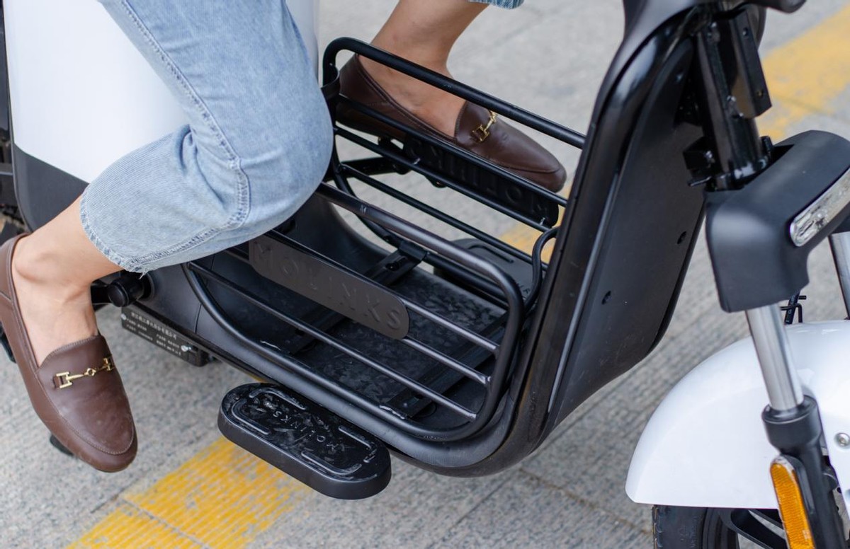 摩灵moi电动车银色,摩灵moi电动车视频