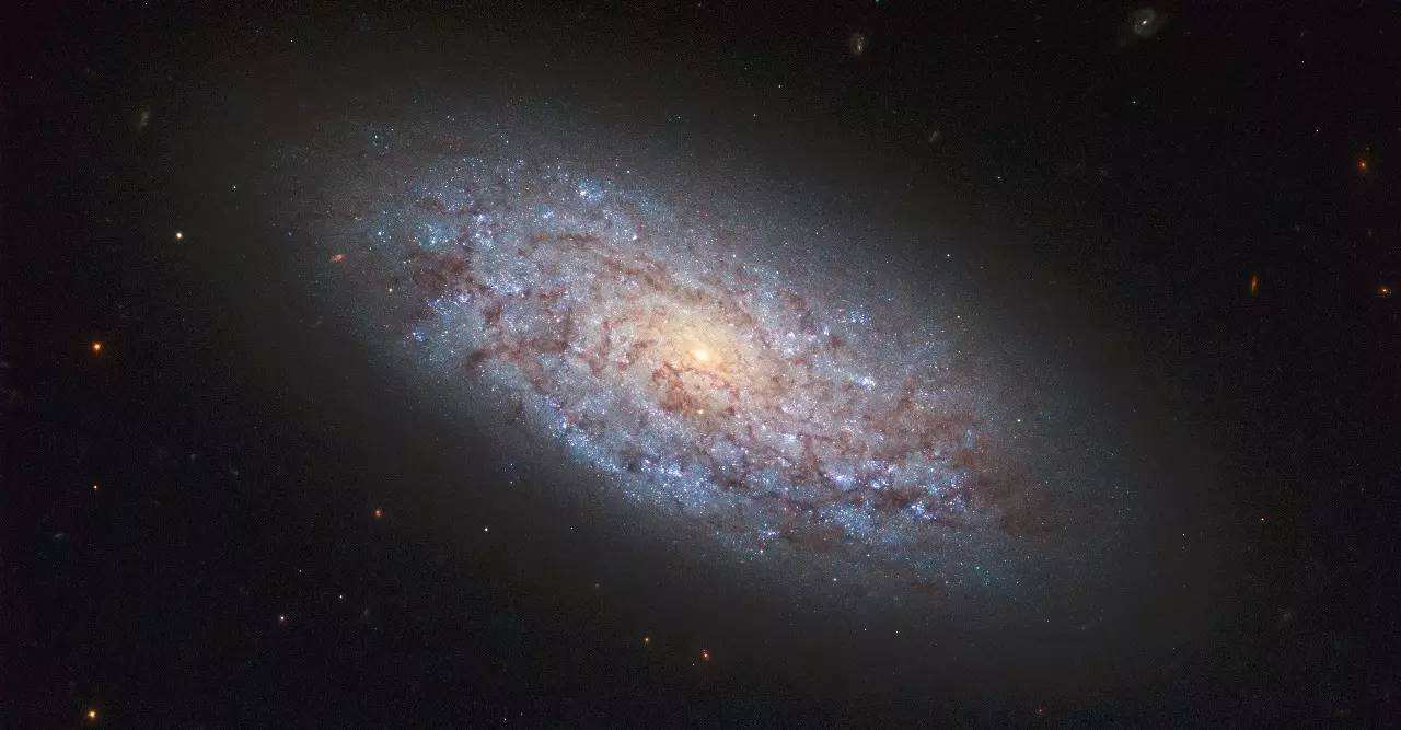 宇宙星系引力异常之谜,可观测宇宙和黑洞碰撞