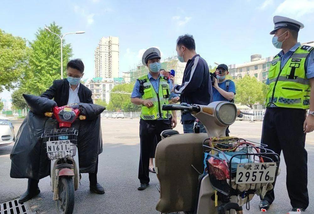电动三轮车被交警扣了怎么办处理,三轮车暂扣怎么处罚