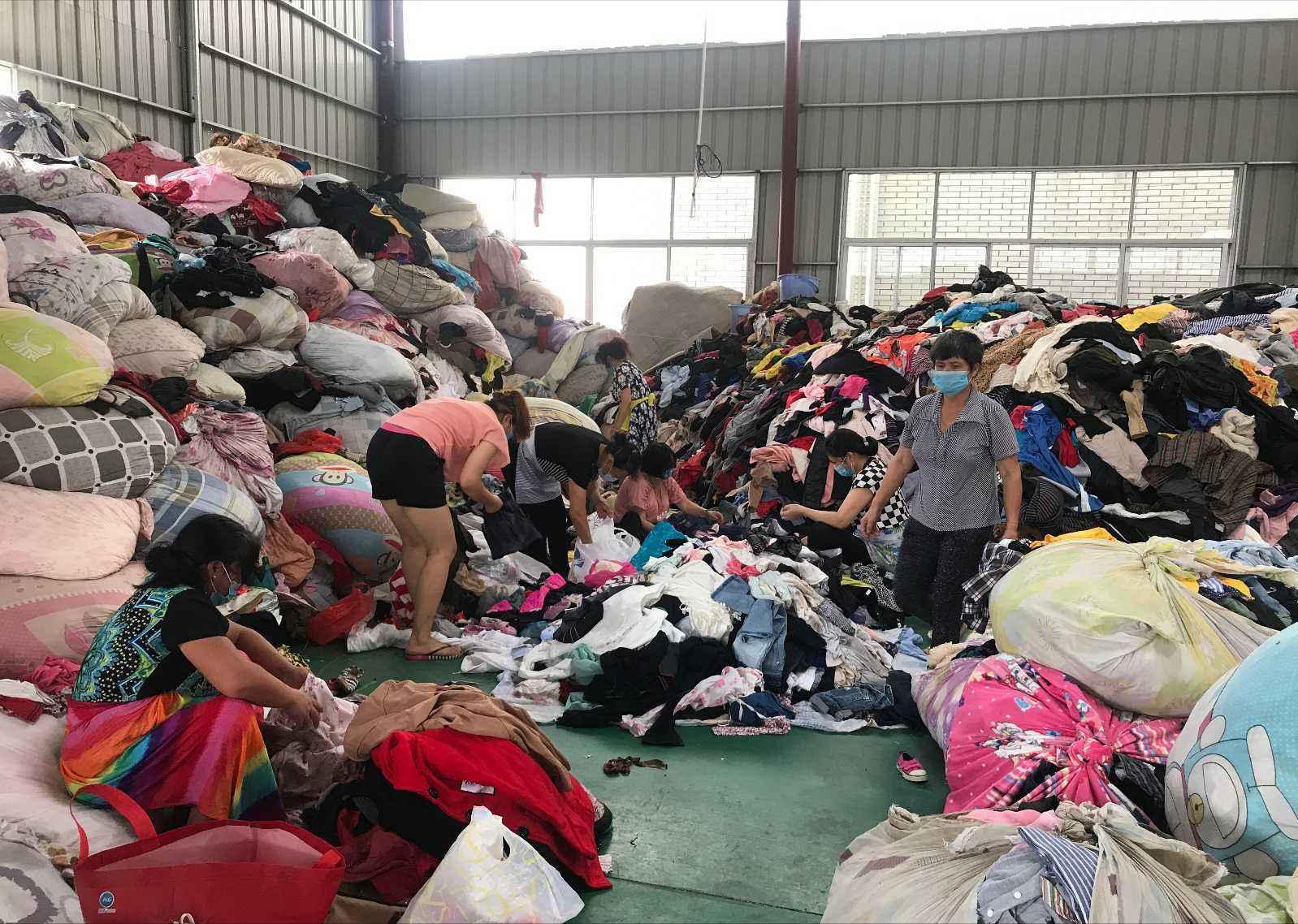 回收旧衣服1吨能赚多少,回收旧衣服一个月能挣20万吗