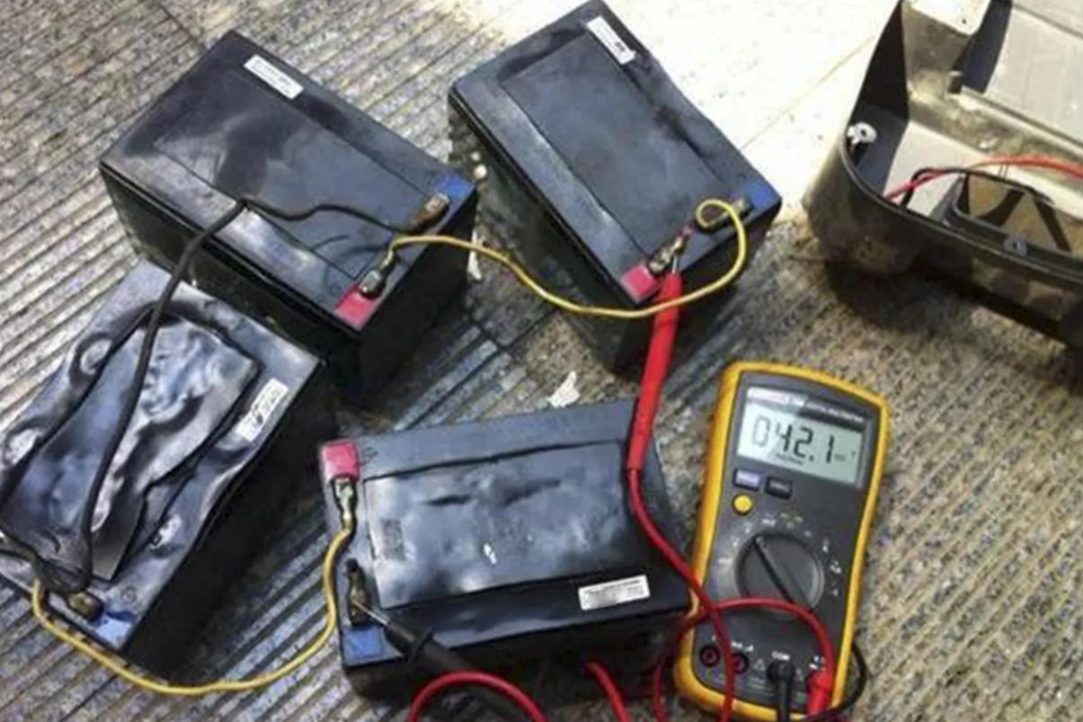 电动车铅酸电池充电鼓包什么原因,电动车电池有一个鼓包都得换吗