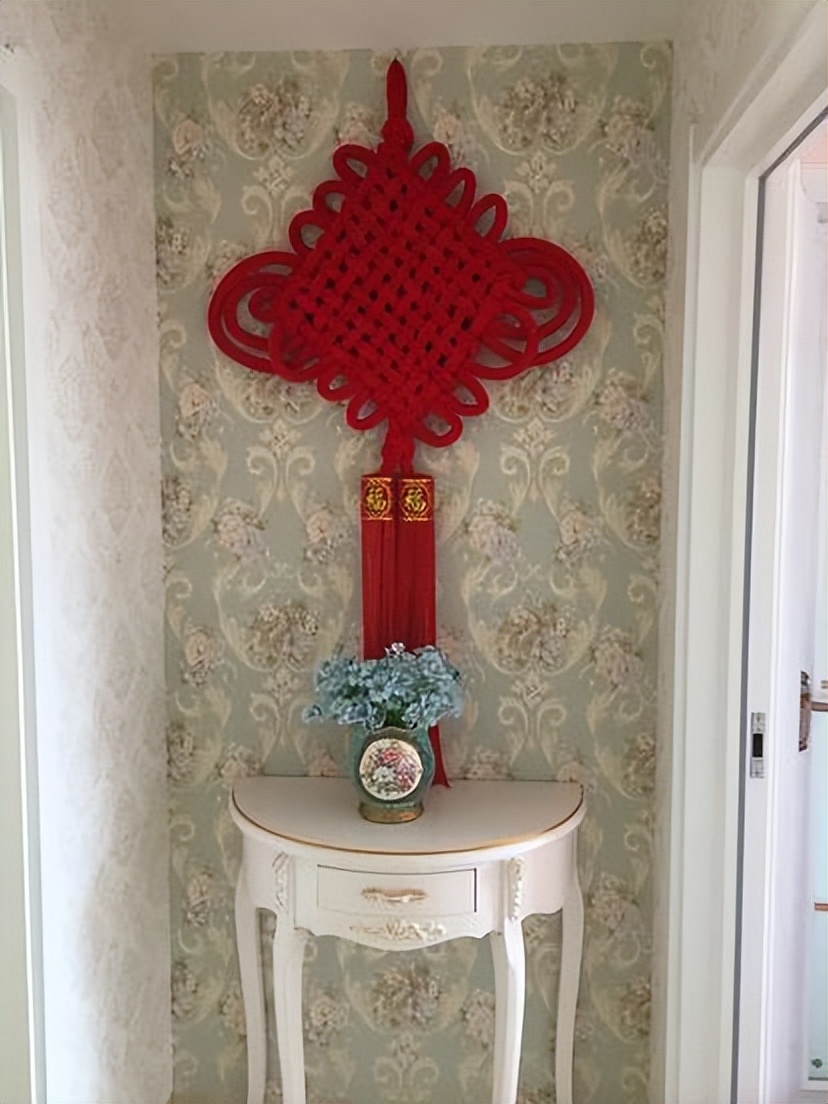 新房装修完毕，120平花了25万，客厅却被小姑子的十字绣毁了