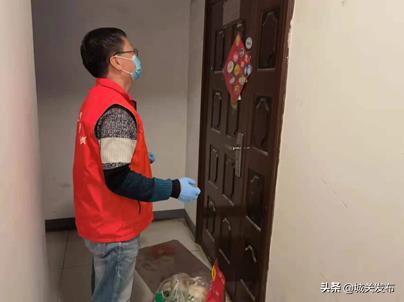 抗击疫情保民生送物资,抗疫社区工作人员送物资