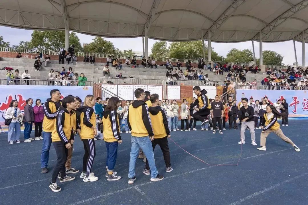 鐩涗笘鍗庤癁鐮ョ牶鍓嶈,鐩涗笘涓崕鐮ョ牶鍓嶈