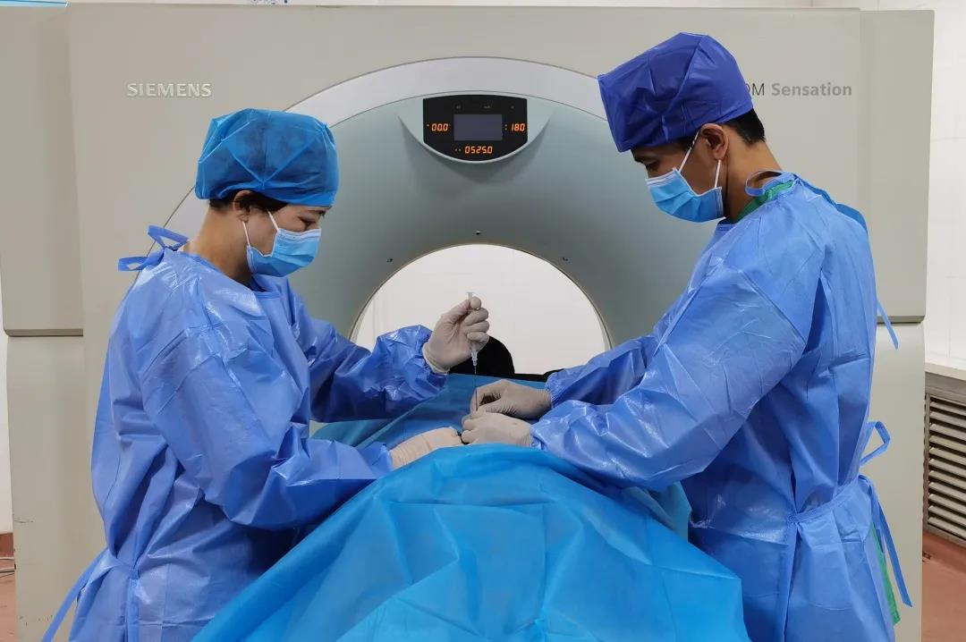 男子腹痛难忍夹出8条活虫,阴虱会寄生人体其他部位吗