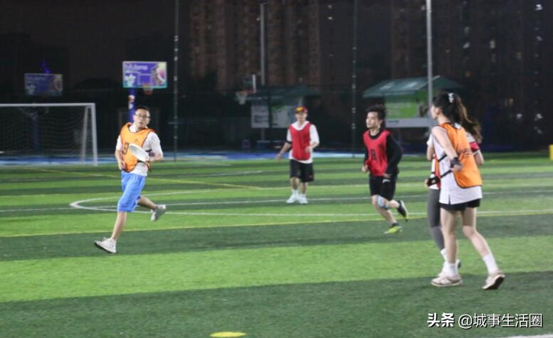 飞盘运动正悄然俘获年轻人的心,足球场地内玩飞盘