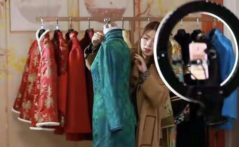 95后女生做寿衣模特店铺在哪里,95后女生在淘宝做寿衣模特