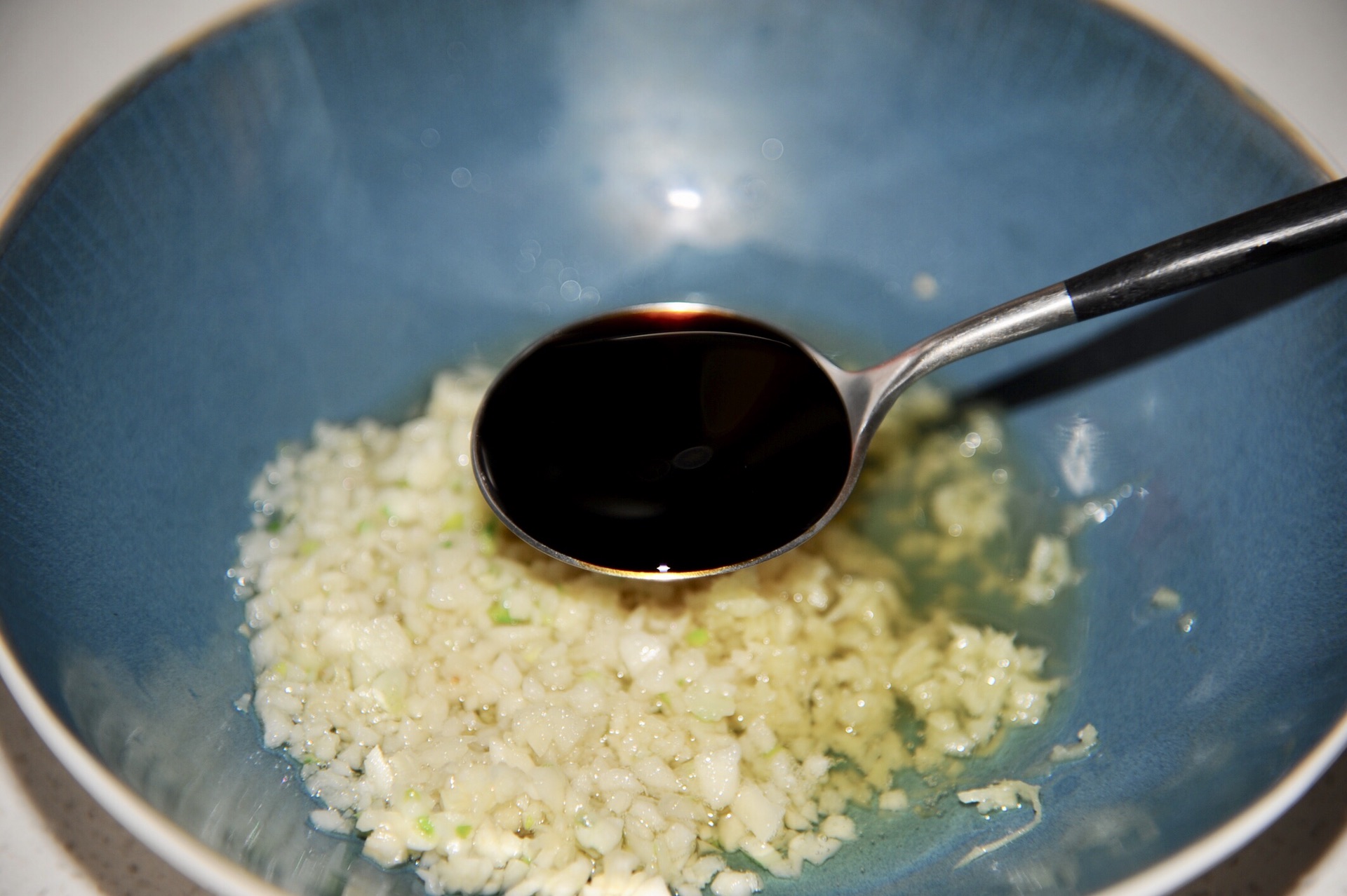 蒜蓉粉丝蒸扇贝好吃得不得了,蒜蓉粉丝蒸扇贝香辣爽口过瘾