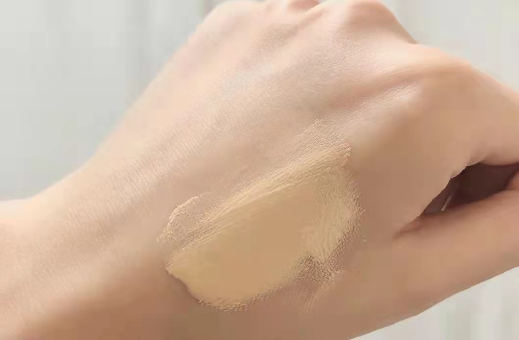 秋冬养肤轻薄水润服帖粉底液,适合干皮秋冬用的大牌粉底液