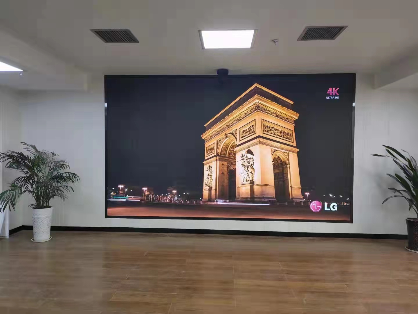 70平米会议室做多大led显示屏,会议室墙面7.2米做多大的会议屏