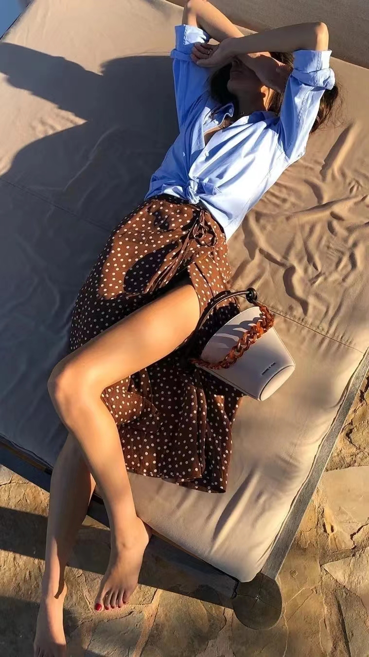 藏蓝色衬衫穿搭什么风格,蓝色衬衫怎样搭配出时尚的感觉