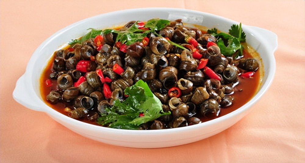 女生吃田螺有什么危害,女孩嗦田螺肿成香肠嘴