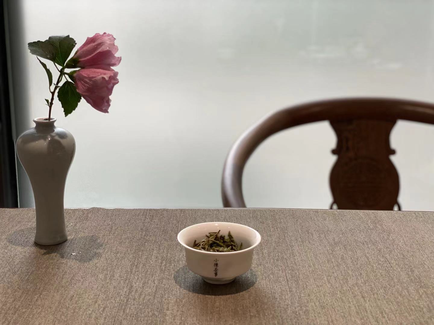 白茶散茶和饼茶哪个适合长期存 (白茶如何存放成老茶)