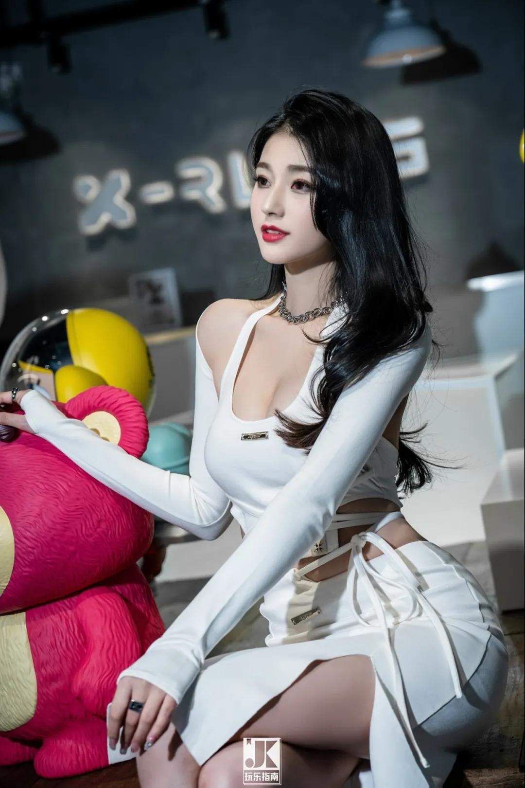 六位数玩偶、30万的AJ，免费送MOLLY，这家潮流店“很来事”