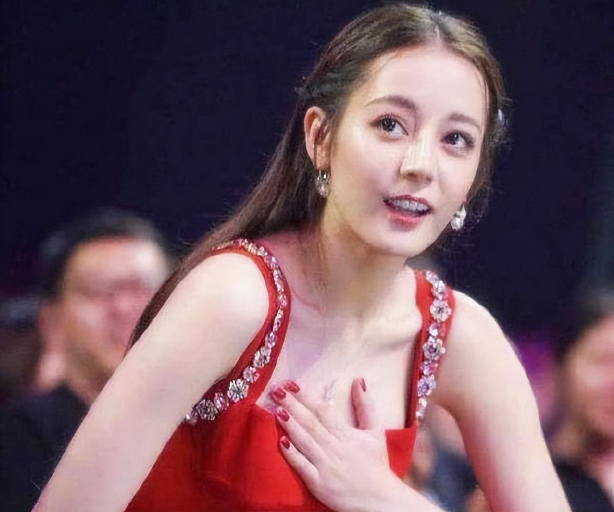 迪丽热巴穿深v抹胸礼服,迪丽热巴穿深v礼服被拍照