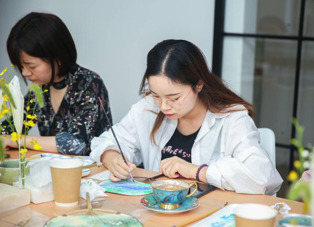 我国首批丁克族老年生病无人照顾,最早丁克族的真实现状