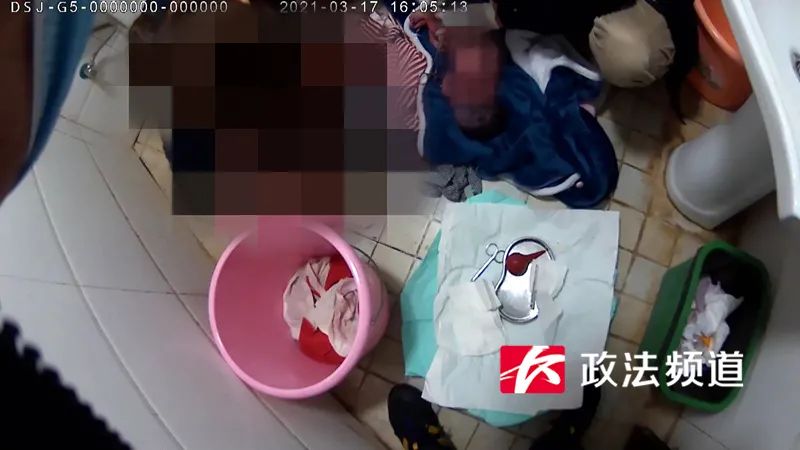 玉林一孕妇上厕所时，突然生了！孩子被卡蹲便器......