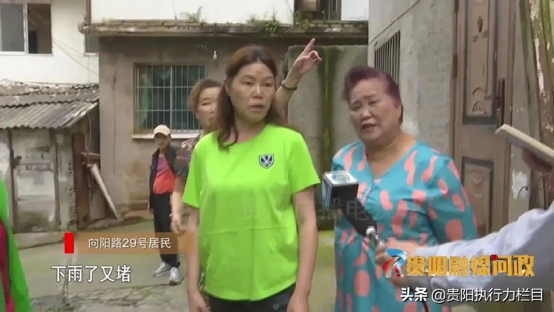 一下大雨就往外冒污水,下雨小区化粪池很臭