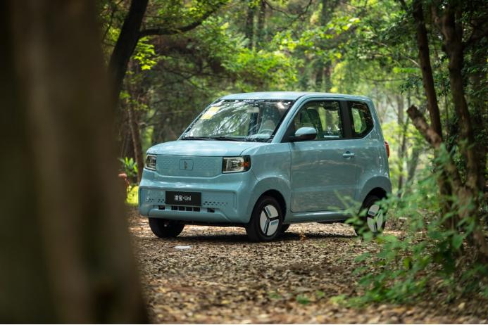 qq冰淇淋全景,qq冰淇淋比五菱mini大多少