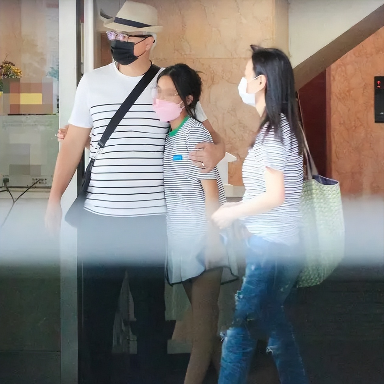 张庭林瑞阳带儿女去做公益视频,张庭林瑞阳夫妇最新消息官方