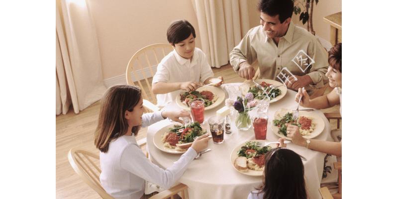 年年过生日女儿都迟到,今年我去接她,到门口后我愣了,默默离开