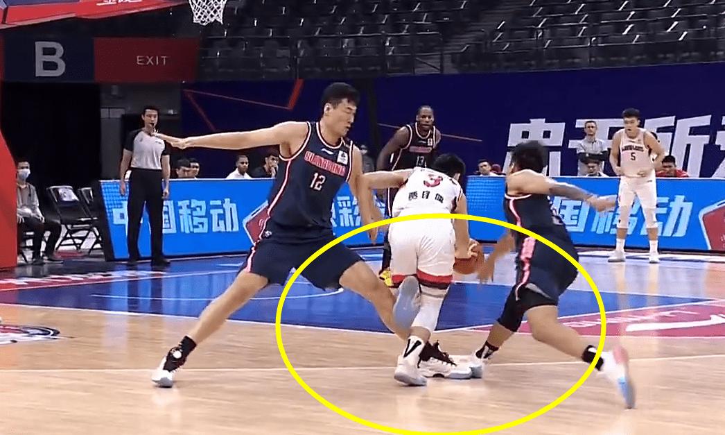 屡教不改！苏伟飞腿绊倒郭艾伦，还废郭士强爱将，广东3冠王太狠