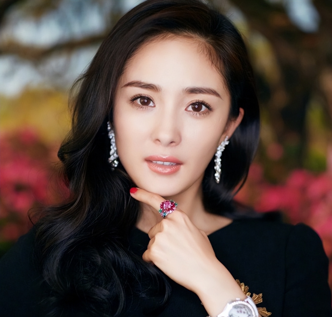 把戏子捧上天，四年赔光63亿，华谊兄弟大裁员背后，是娱圈的悲哀