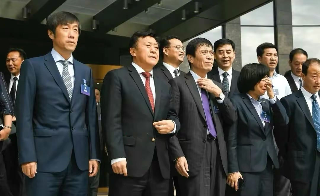 李铁还想逃避，名记实名举报，勾结现役中超教练操控国家队球员