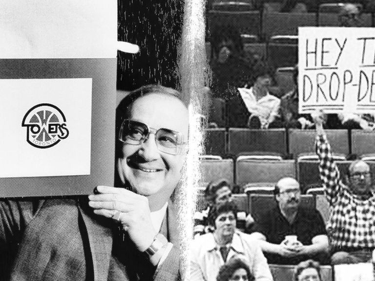 米切尔晃倒马刺10号,米切尔17赛季马刺