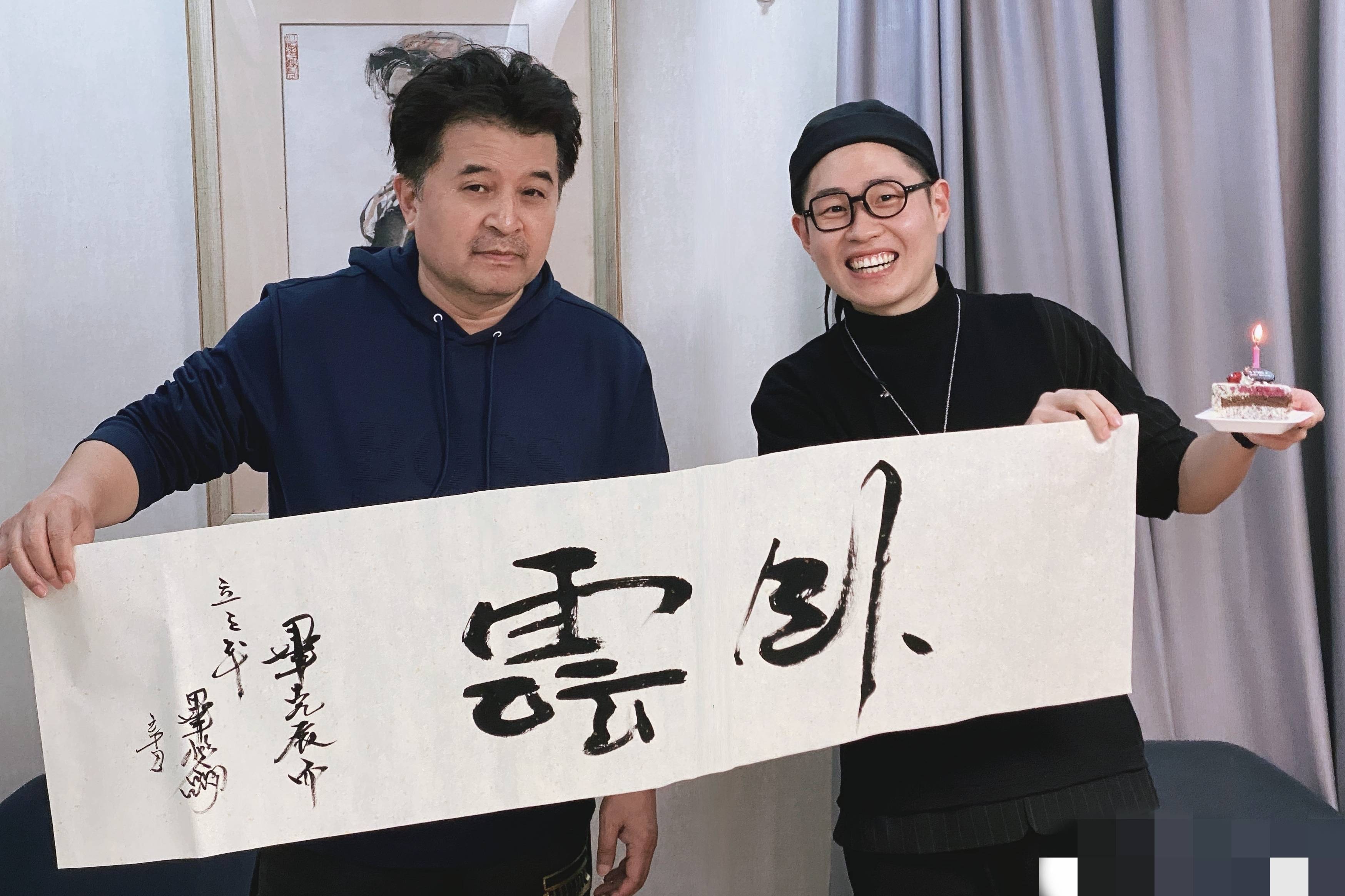 64岁毕福剑现身乡下游玩，席地而坐尽显老态！网友“复出”呼声高