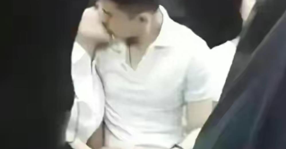 地铁上一对情侣激情相吻还摸胸,女子陶醉闭眼,网友直呼:差张床