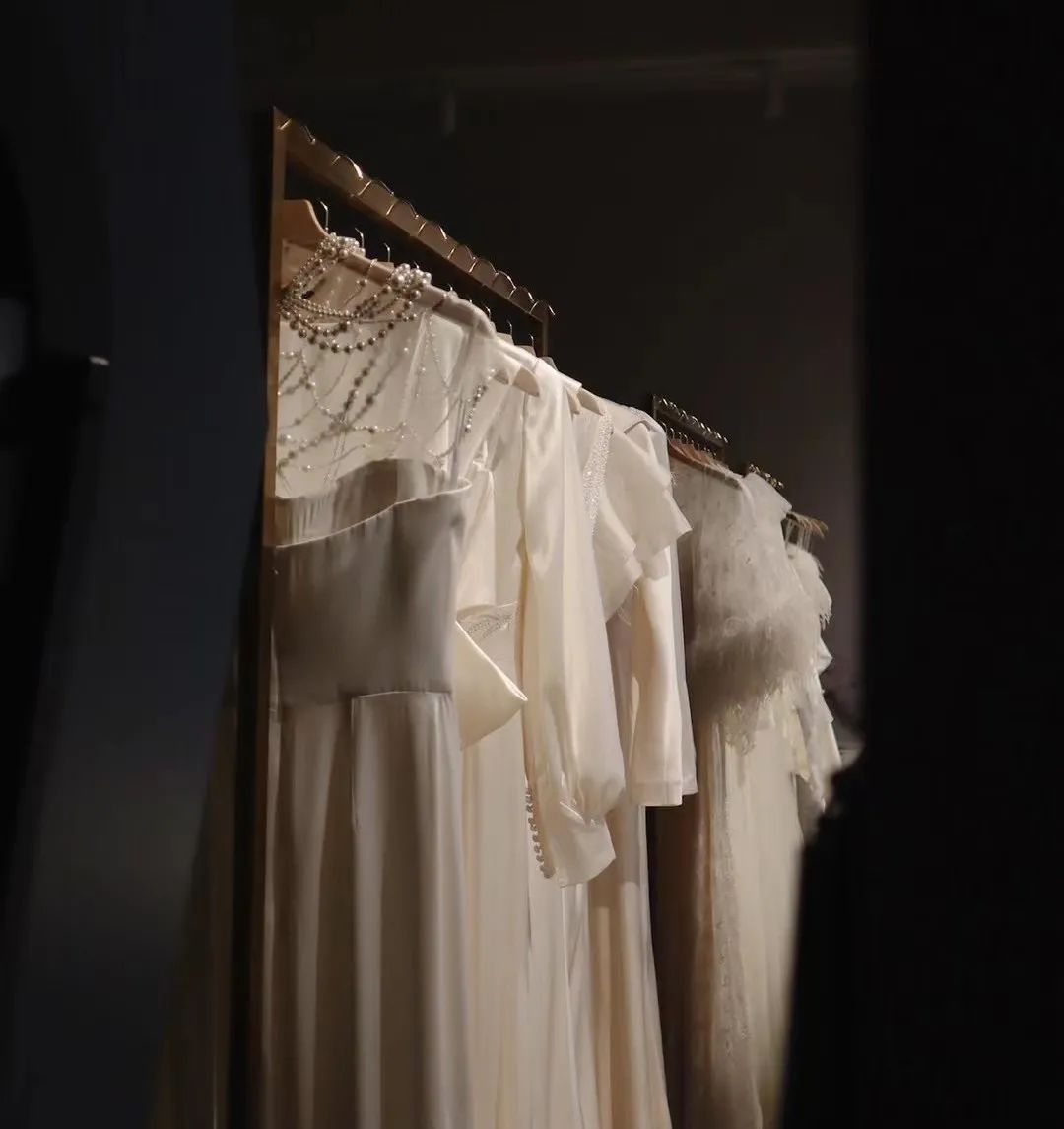 孟晚舟穿的白色连衣裙是什么品牌,孟晚舟同款连衣裙大码