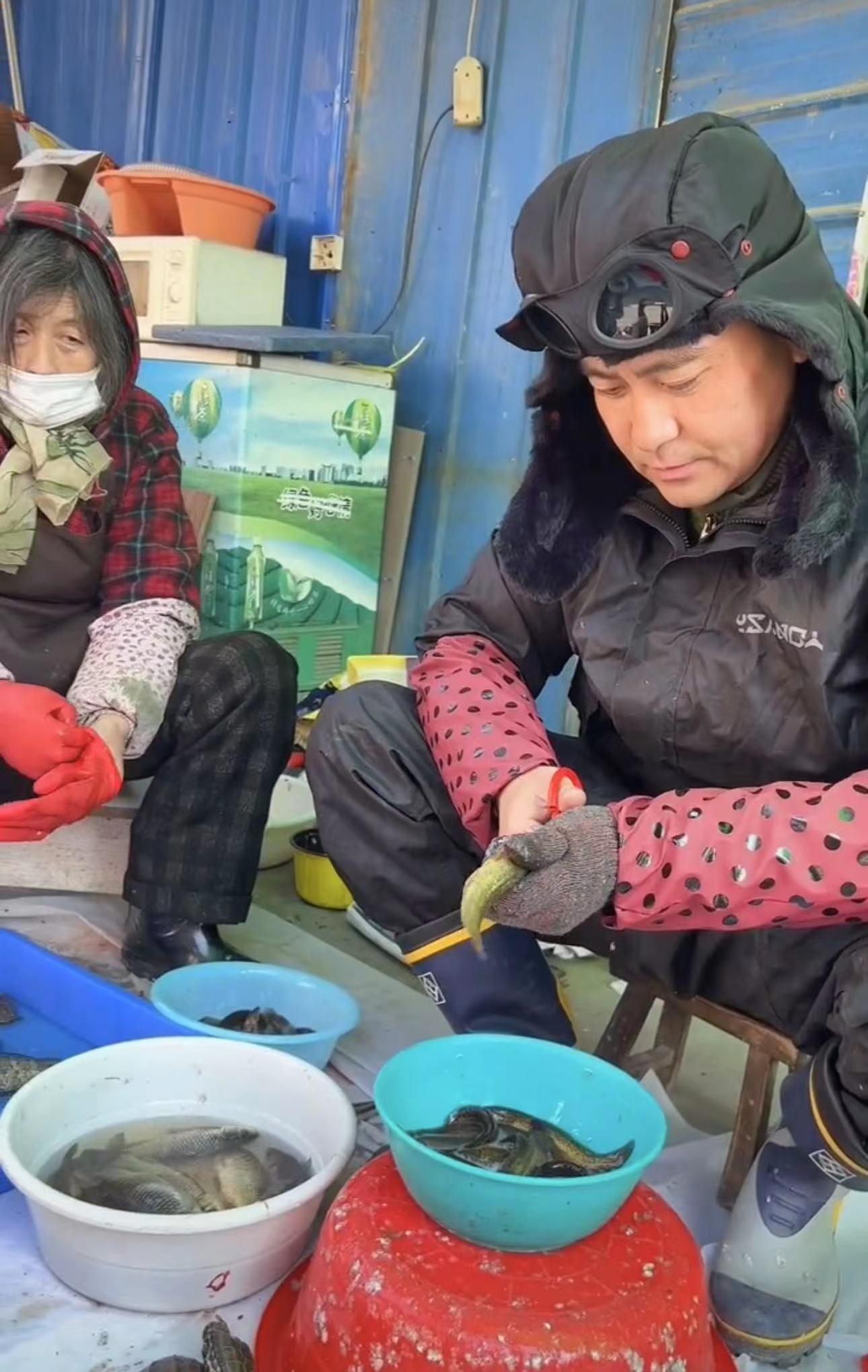 40岁演员无戏拍卖鱼近一年!路边摆地摊满身污垢,称喜欢现在生活