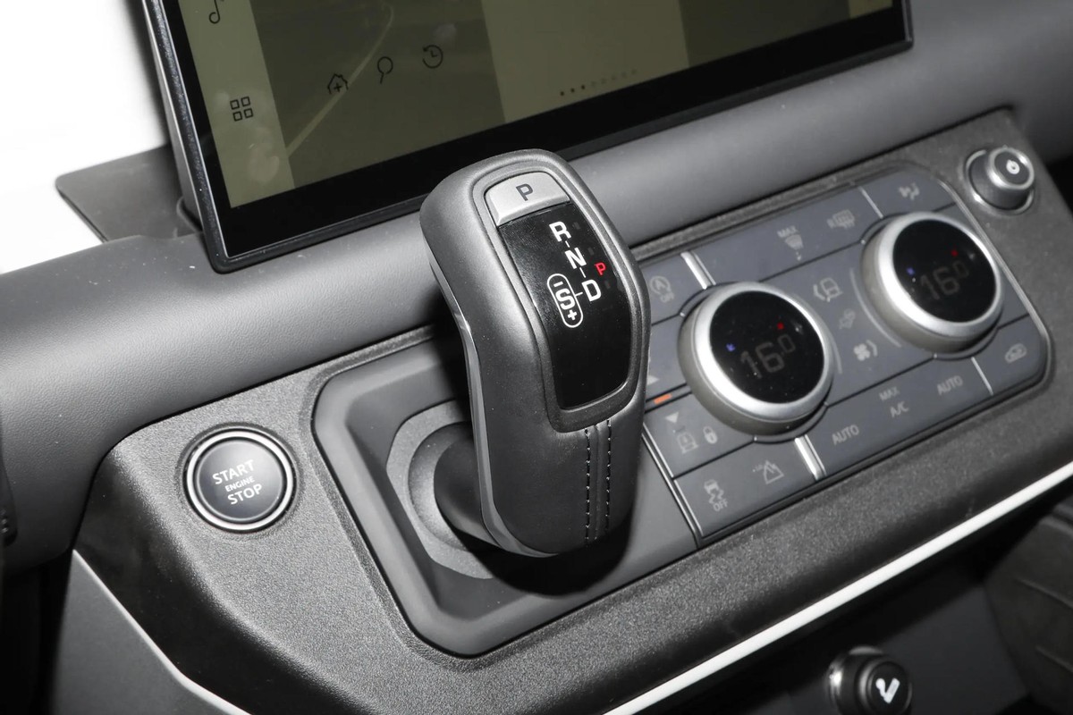 路虎卫士丐版越野能力,硬派越野舒适豪华路虎卫士