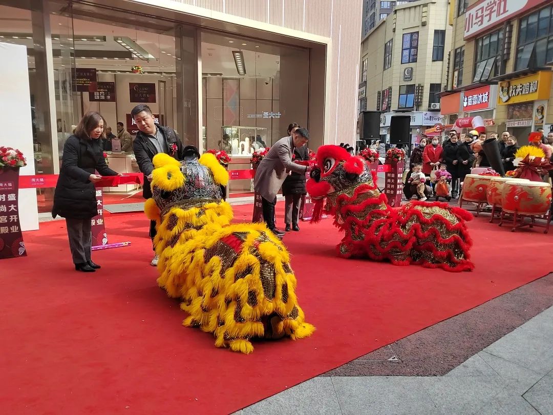 周大福荣耀珠宝新店开业,热烈祝贺金嘉福珠宝盛大开业