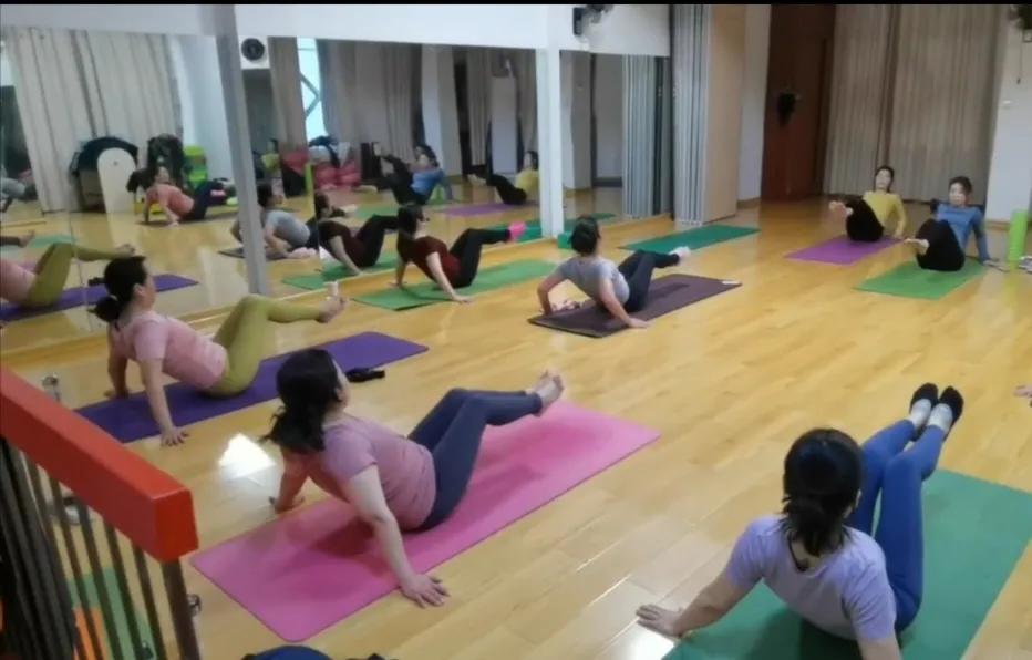 练瑜伽要去瑜伽馆还是自己练,练瑜伽是去瑜伽馆好还是健身房呢